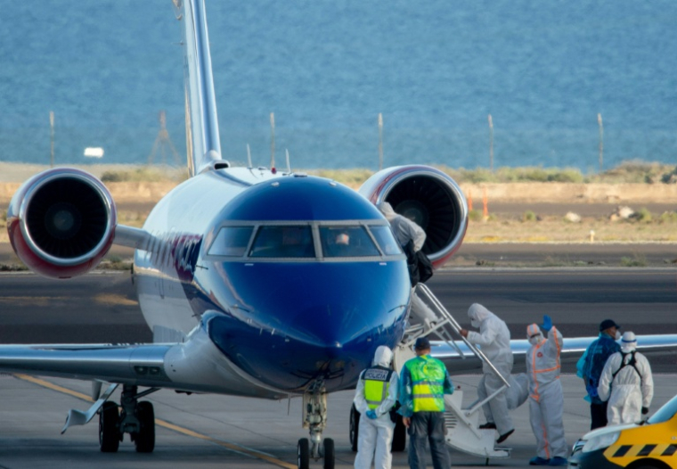 Des passagers du MV Hondius embarquent à bord d'un avion sanitaire à destination des Pays-Bas, le 11 mai 2026 sur l'aéroport de Tenerife Sud, dans l'archipel espagnol des Canaries ( AFP / Antonio Sempere )