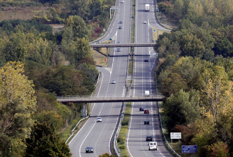 Des gens conduisent leurs voitures sur l'autoroute A62 entre Agen et Toulouse