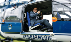 Le ministre de l'Intérieur Laurent Nuñez à bord d'un Eurocopter EC145 de la gendarmerie s'apprête à survoler le site d'une free party géante près de Bourges, le 3 mai 2026 ( AFP / Kenzo TRIBOUILLARD )