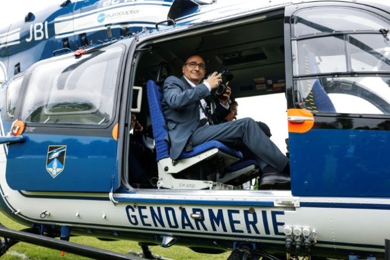 Le ministre de l'Intérieur Laurent Nuñez à bord d'un Eurocopter EC145 de la gendarmerie s'apprête à survoler le site d'une free party géante près de Bourges, le 3 mai 2026 ( AFP / Kenzo TRIBOUILLARD )