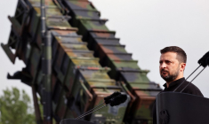 Volodymyr Zelensky, en Allemagne, à côté d'un système Patriot ( POOL / JENS BUTTNER )