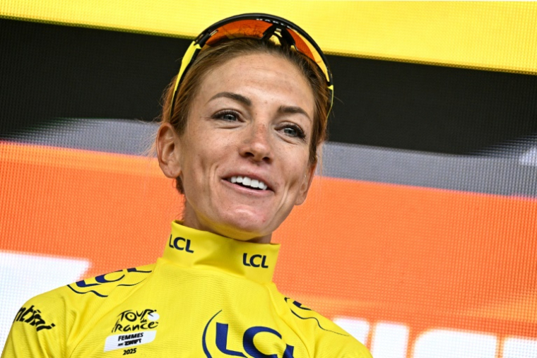 Pauline Ferrand-Prévot en jaune sur le podium final du Tour de France le 3 août 2025 à Châtel (Haute-Savoie). A 33 ans, la Française ajoute une ligne prestigieuse de plus à son exceptionnel palmarès ( AFP / JULIEN DE ROSA )