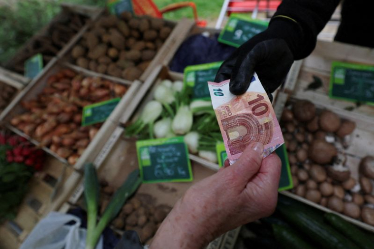 Des gens font leurs courses dans un marché local à Nantes, en France