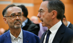 Le maire de Béziers Robert Ménard (d) et le candidat LR à la présidentielle Bruno Retailleau au tribunal correctionnel de Montpellier le 30 septembre 2026 ( AFP / Gabriel BOUYS )