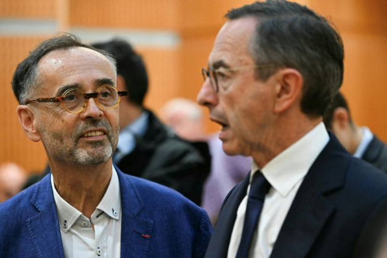 Le maire de Béziers Robert Ménard (d) et le candidat LR à la présidentielle Bruno Retailleau au tribunal correctionnel de Montpellier le 30 septembre 2026 ( AFP / Gabriel BOUYS )