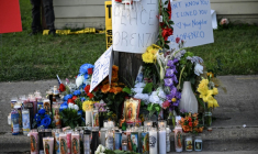 Un mémorial improvisé se dresse, le 8 juillet 2026, à l'endroit où Lorenzo Salgado a été tué par un agent de l'ICE, à Houston (Texas) ( AFP / RONALDO SCHEMIDT )