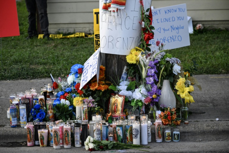 Un mémorial improvisé se dresse, le 8 juillet 2026, à l'endroit où Lorenzo Salgado a été tué par un agent de l'ICE, à Houston (Texas) ( AFP / RONALDO SCHEMIDT )