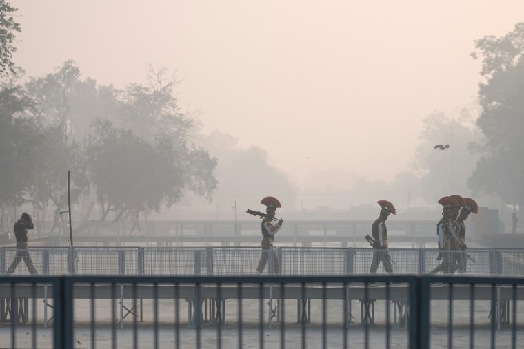 Des habitants de New Delhi se déplacent un jour de smog, le 20 janvier 2026 ( AFP / Manan VATSYAYANA )
