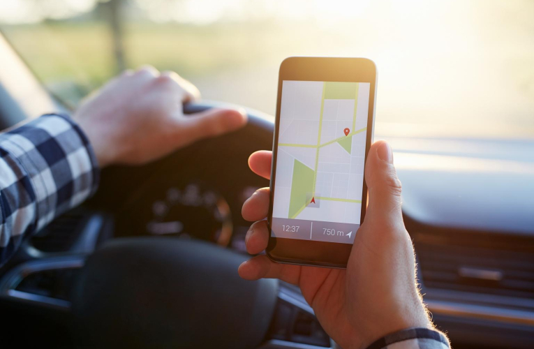 Face au faible nombre de places de stationnements dans les villes, de nombreuses start-up lancent des applications à destination des conducteurs crédit photo : Shutterstock