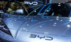 Un visiteur se tient à côté d'une voiture électrique BYD Sealion 7 lors du 41e Salon international de l'automobile de Thaïlande, à Bangkok