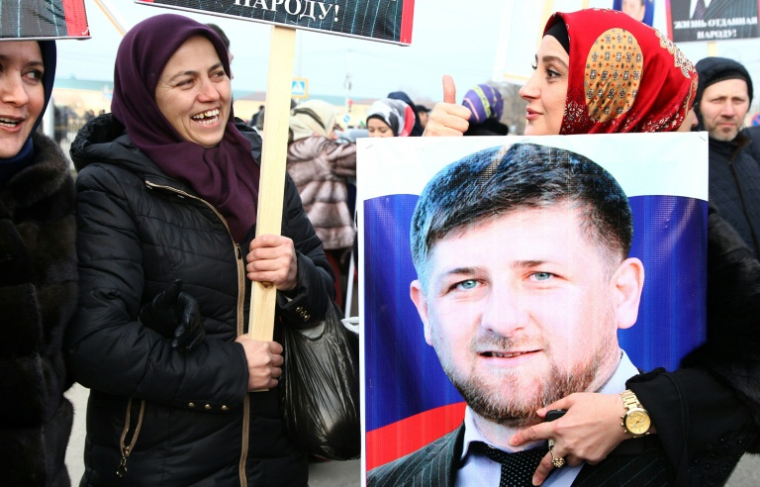 Des femmes tiennent un portrait du dirigeant tchétchène Ramzan Kadyrov à Grozny, le 22 janvier 2019 ( AFP / ELENA FITKULINA )