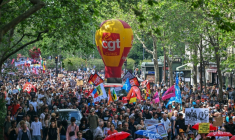 Défilé à l'occasion de la Journée internationale des travailleurs, le 1er mai 2026 à Paris ( AFP / Julie SEBADELHA )