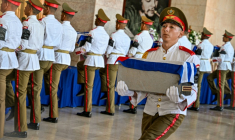 Des gardes nationaux cubains transportent les urnes contenant les cendres des 32 soldats cubains morts lors de l'attaque des forces américaines au Venezuela, à La Havane, le 15 janvier 2026 ( POOL / ADALBERTO ROQUE )