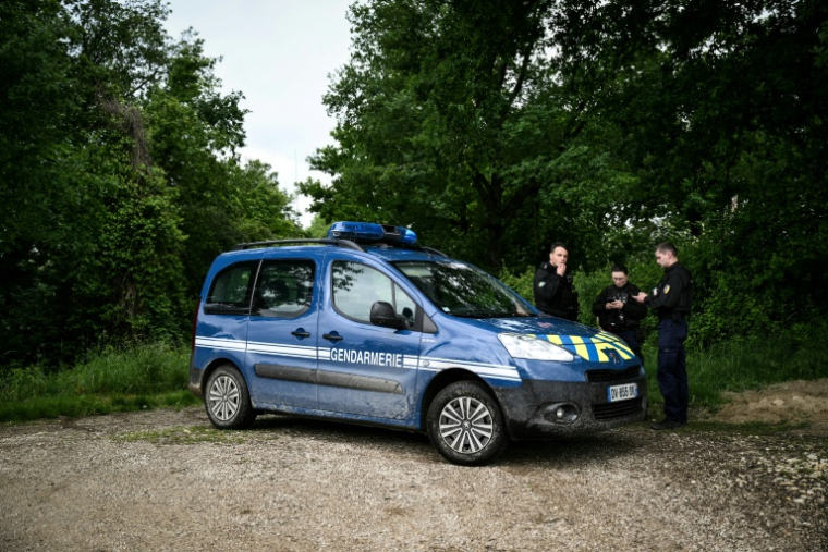 Une véhicule de gendarmes barre l'accès au site de fouilles à Rouvray, dans l'Yonne, à la recherche des corps des victimes d'Emile Louis, le 18 mai 2026 ( AFP / ARNAUD FINISTRE )