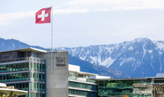 Un drapeau suisse flotte sur le siège de Nestlé à Vevey