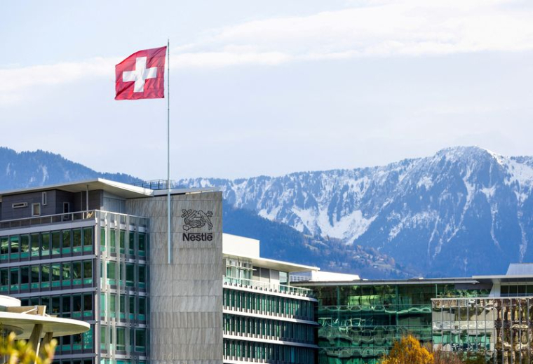 Un drapeau suisse flotte sur le siège de Nestlé à Vevey