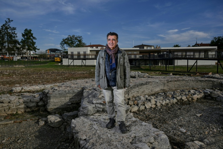 L'archéologue Mustafa Sahin pose près des ruines de la basilique d'Iznik, en Turquie, le 31 octobre 2025 ( AFP / Ozan KOSE )