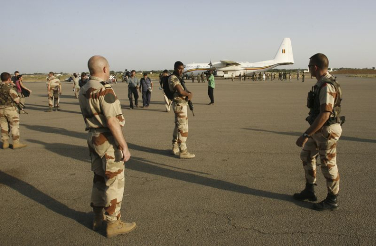 Des soldats français gardent un avion militaire à l'aéroport militaire de N'Djamena