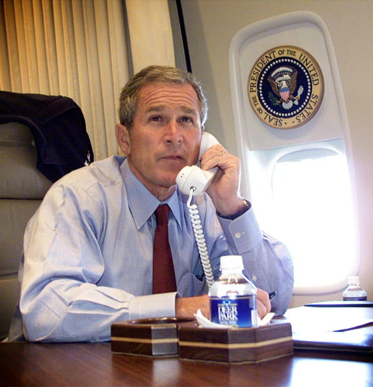 Le président américain George W. Bush à bord du Air Force One, le 11 septembre 2001 ( POOL / DOUG MILLS )