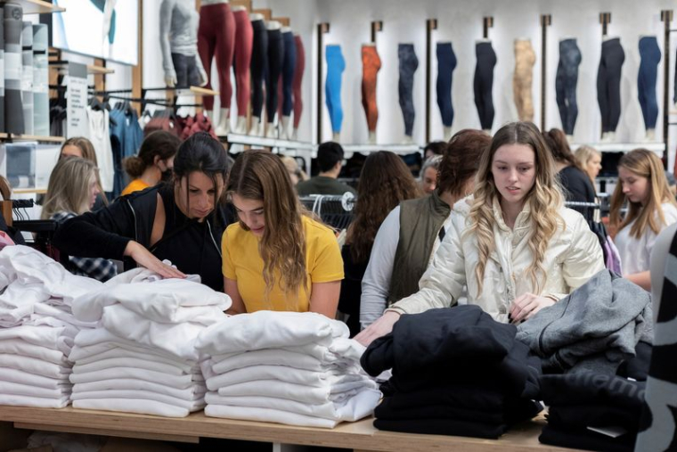 Soldes du Black Friday au centre commercial King of Prussia, à King of Prussia, en Pennsylvanie (États-Unis)