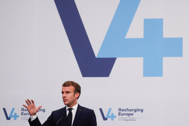 LA FRANCE N'ABANDONNERA PAS L'EUROPE DE L'EST, DIT MACRON