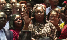 L'épouse du chef de l'opposition kényane, Odinga, se joint à la foule en deuil à Nairobi