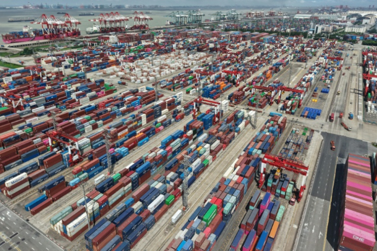 Vue aérienne de conteneurs au port de Shanghai, le 13 octobre 2025 ( AFP / STR )