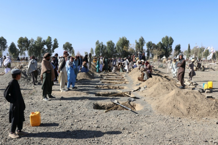 Des habitants creusent des tombes pour les victimes de frappes aériennes pakistanaises à Jige Mughalgai, le 25 novembre 2025, dans l'est de Afghanistan ( AFP / - )