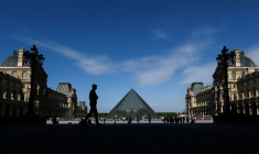 La pyramide de verre du musée du Louvre à Paris