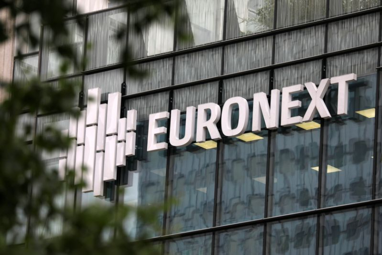 Le logo d'Euronext sur un bâtiment de la Défense