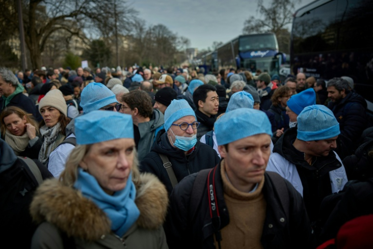 Des médecins libéraux partent de Paris pour un exil symbolique de trois jours à Bruxelles afin de protester contre la politique de santé du gouvernement, le 11 janvier 2026 ( AFP / Kiran RIDLEY )