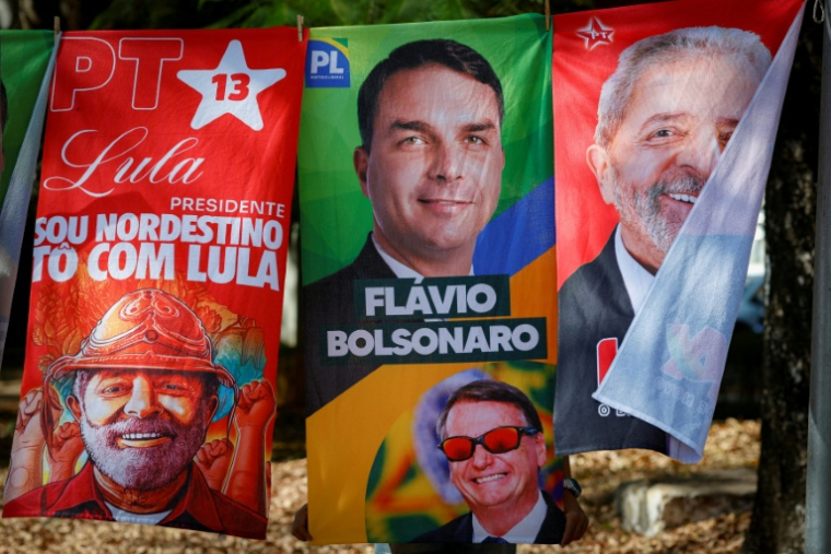 Drapeaux représentant les principaux candidats à la présidentielle brésilienne en vente, le 11 septembre 2026 à Brasilia ( AFP / Sergio Lima )