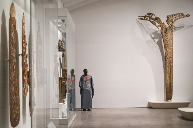 Des oeuvres d'art exposées dans l'aile Michael C. Rockefeller consacrée aux arts d'Afrique, d'Océanie et des "anciennes Amériques", le 28 mai 2025 au Metropolitan Museum de New York ( AFP / ANGELA WEISS )