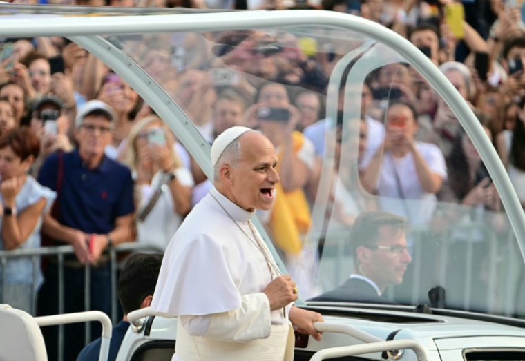 Le pape Léon XIV salue la foule à son arrivée au stade olympique Lluís Companys de Barcelone, pour assister à une veillée de prière, le 9 juin 2026 en Espagne ( AFP / Stefano RELLANDINI )