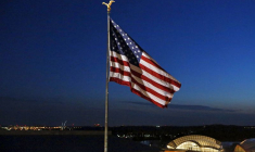 Le drapeau américain flotte au département d'État à Washington
