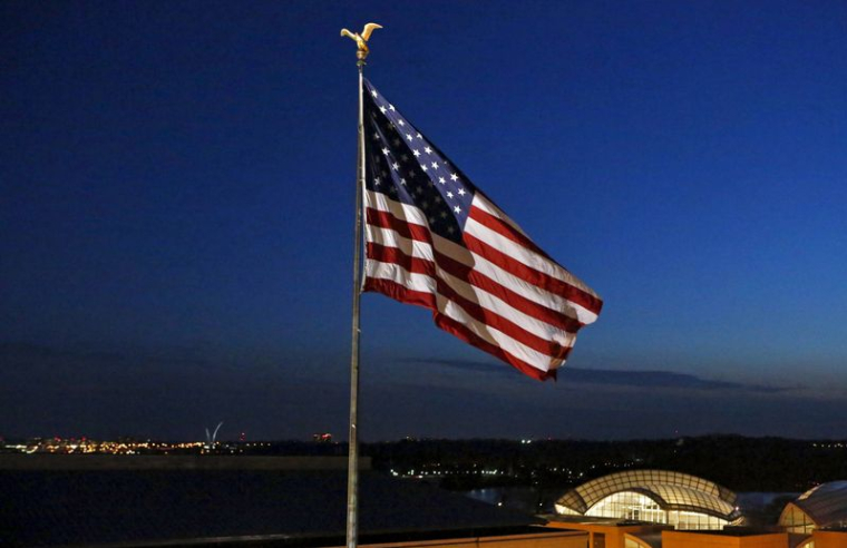 Le drapeau américain flotte au département d'État à Washington