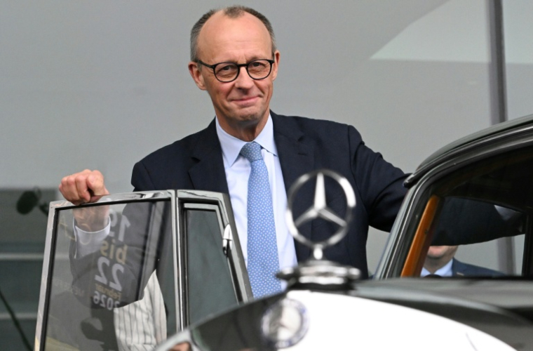 Le chancelier allemand Friedrich Merz pose devant la Mercedes de son lointain prédécesseur Konrad Adenauer avant le congrès de la CDU à Stuttgart, le 19 février 2026 ( AFP / THOMAS KIENZLE )