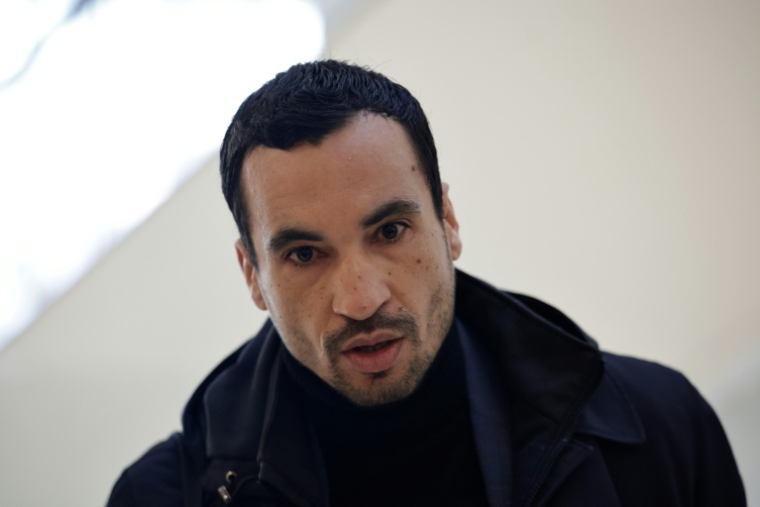 L'avocat de l'Iranienne Mahdieh Esfandiari, Nabil Boudi, arrive le procès de sa cliente pour apologie du terrorisme, le 13 janvier 2026 au tribunal de Paris ( AFP / STEPHANE DE SAKUTIN )