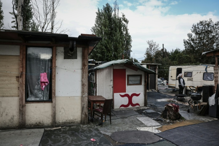 Cette photographie, prise le 26 septembre 2025, montre des cabanes dans un bidonville de Stains, près de Paris ( AFP / Thibaud MORITZ )