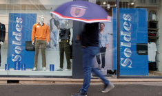 Un homme passe devant une boutique de vêtements à Cambrai