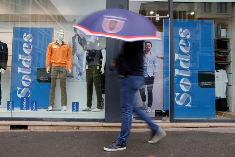 Un homme passe devant une boutique de vêtements à Cambrai