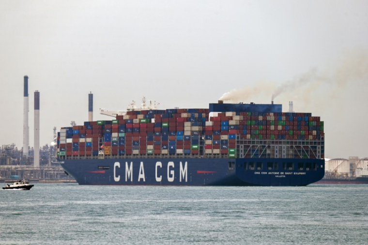 Un porte-conteneurs quitte le terminal portuaire de Pasir Panjang à Singapour, le 4 avril 2025 ( AFP / Roslan RAHMAN )