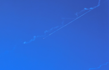 Un missile tiré depuis l'Iran dans le ciel de Naplouse, en Cisjordanie occupée le 19 juin 2025 ( AFP / Zain JAAFAR )