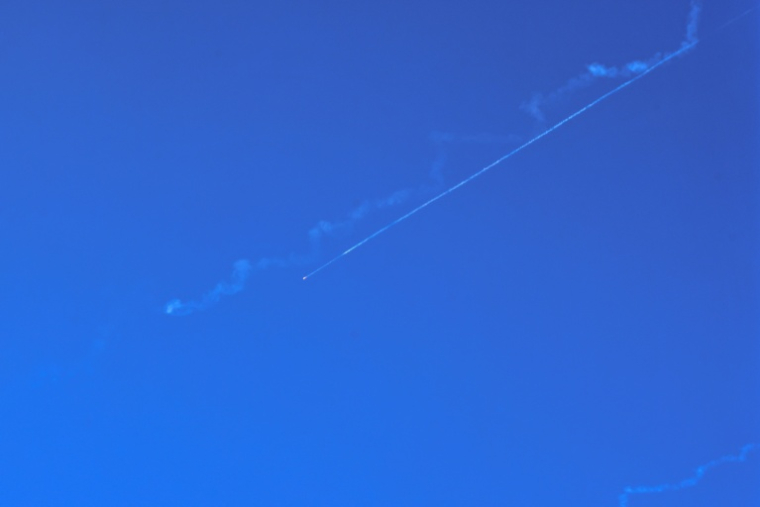 Un missile tiré depuis l'Iran dans le ciel de Naplouse, en Cisjordanie occupée le 19 juin 2025 ( AFP / Zain JAAFAR )