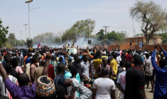 Photo d'archives des manifestants de la junte nigérienne devant l'ambassade de France à Niamey