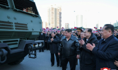 Photo prise le 18 février 2026 et diffusée par l'agence de presse officielle nord-coréenne KCNA le 19 février, montrant le dirigeant nord-coréen Kim Jong Un (c) assistant à une cérémonie de dévoilement d'un nouveau système de lance-roquettes multiples à Pyongyang ( KCNA VIA KNS / STR )