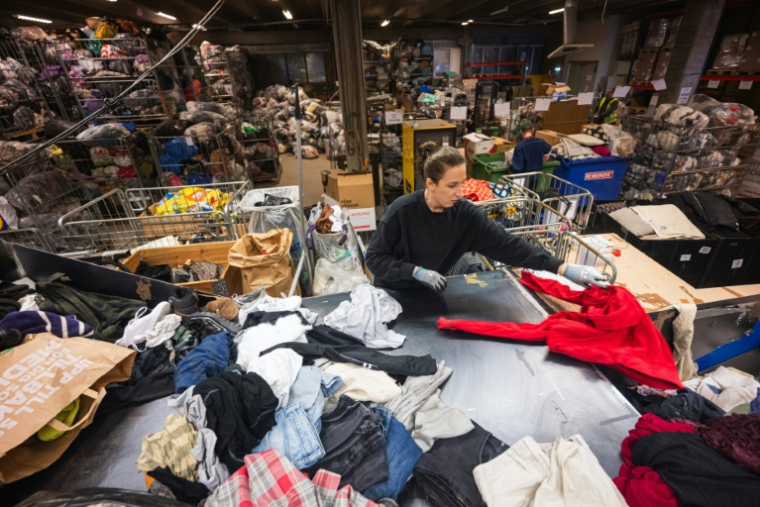 Dans un centre de tri de vêtements, à Stockholm, le 10 avril 2025 ( AFP / Jonathan NACKSTRAND )