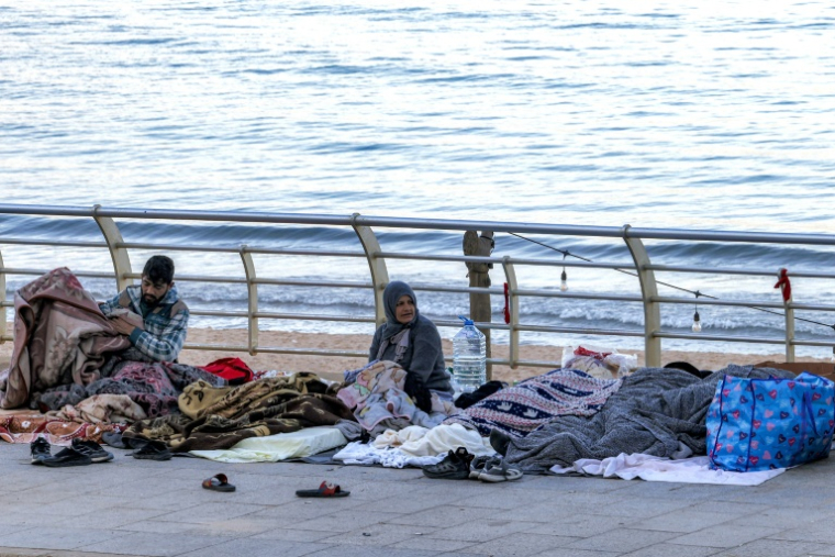 Des habitants déplacés dans un campement le long du front de mer à Beyrouth, le 10 mars 2026 au Liban ( AFP / Anwar AMRO )