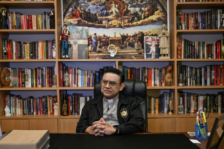Le père José Francisco Syquia lors d'un entretien à l'AFP au Centre Saint-Michel pour la libération spirituelle et l'exorcisme, le 18 juillet 2026 à Manille ( AFP / Jam STA ROSA )