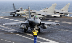 LE CHARLES-DE-GAULLE, UN PORTE-AVIONS TAILLÉ POUR LA GUERRE ET LA DIPLOMATIE